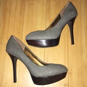 JESSICA SIMPSON BROOK PUMP SIZE8 GRAY SNAKE